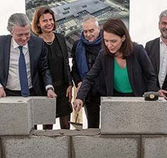 pose de la première pierre des futurs bâtiments intelligents au Cellier, en présence de Sandrine Pelletier, PDG du groupe APLIX (à gauche) et Christelle Morançais, présidente de la Région des Pays de la Loire.