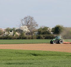 un tracteur travaillant sur un champs