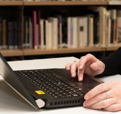 personne utilisant un ordinateur portable