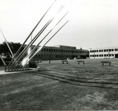 Œuvre de Yaacov Agam pour le lycée Pierre Mendès-France à La Roche-sur-Yon, installée en 1971, photographiée ici avant son insertion dans un parterre (photographe non encore identifié) (sans date, années 1980 ?) : le public était invité à bouger les éléments mobiles de métal (désormais bloqués) pour cette œuvre représentative de l’art cinétique.