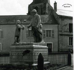 Monument aux morts  de Vernoil-le-Fourrier (Maine-et-Loire), cliché G. Baptiste (1980) (détail).