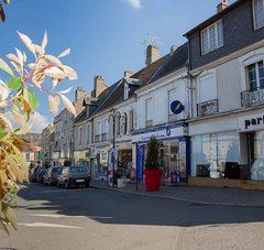 Une rue commerçante en Sarthe.