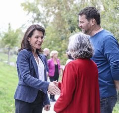 Christelle Morançais en présence de ligériens 