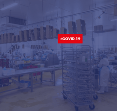 Vue intérieure d'une entreprise de transformation de viande + texte : COVID-19