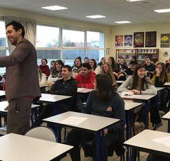 L'écrivain Olivier Liron prend un selfie au milieu d'une classe d'élèves