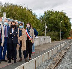 Christelle Morançais, présidente de la Région des Pays de la Loire, s’est rendue récemment sur le chantier mené en gare de Neuville-sur-Sarthe, en présence du préfet de la Sarthe, du préfet de région, de représentants du groupe SNCF