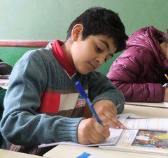 3 enfants 2 garçons et 1 fille à l'école au Liban