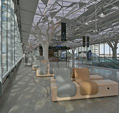 Vue de l'intérieur de la gare de Nantes avec un banc en bois comportant deux sièges