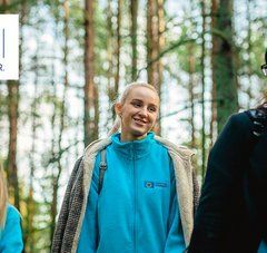 Images de 3 jeunes filles souriantes dans la nature sur 3 plans différents avec des polos marqués du logo de l'Union européenne