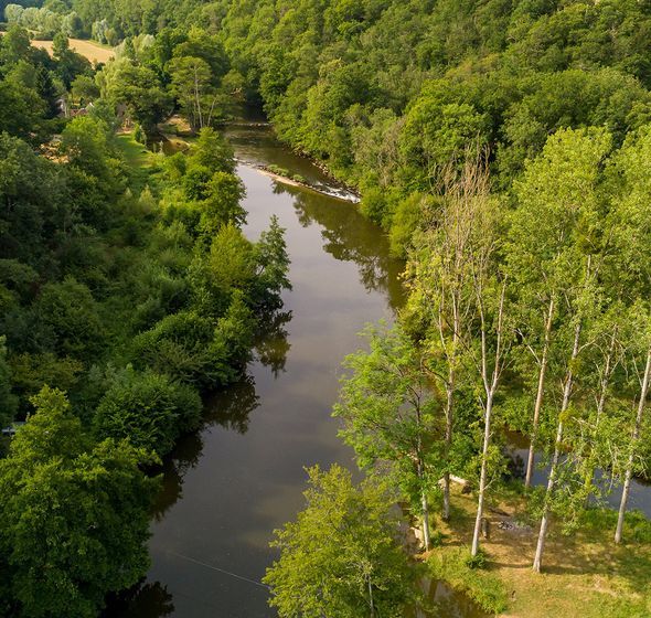 Bannière Vue drone Parc Naturel régional Normandie-Maine : cours d'eau et arbres