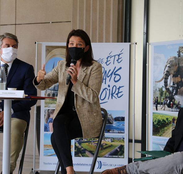 La Présidente de la Région Pays de la Loire, Christelle Morançais portant un masque et parlant au micro lors de la conférence de presse de bilan de la saison touristique 2020,