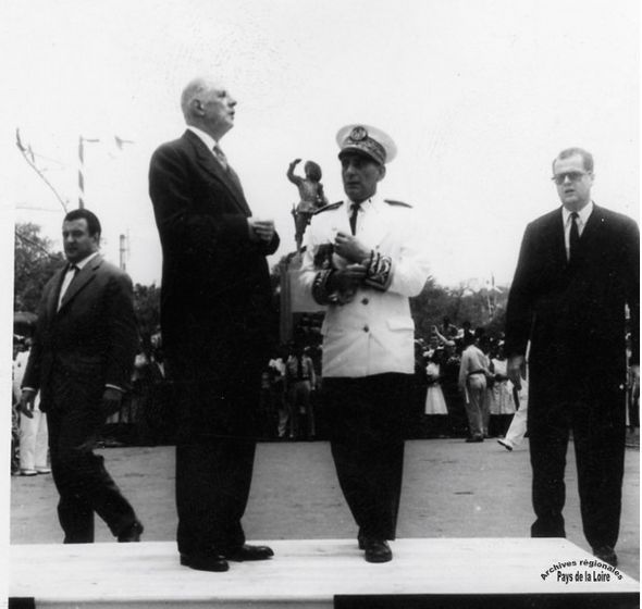 Le Général De Gaulle et Olivier Guichard (à droite) à Fort-de-France (1964)