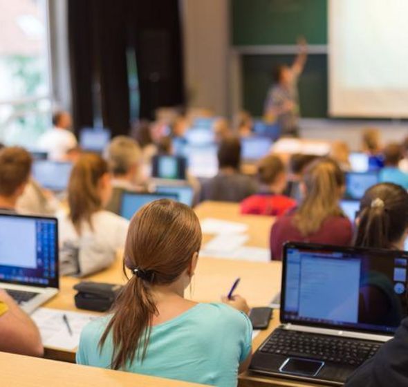 étudiants dans un amphithéâtre