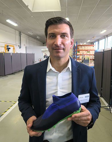 La première chaussure de foot faite d'une seule pièce