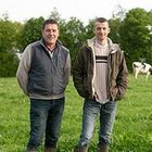2 agriculteurs dans un champ de vaches, Marc Fougère et Thomas Huneau de la ferme expériementale de Derval