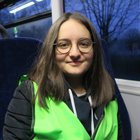 Jeune fille équipée d'un gilet fluorescent dans le bus
